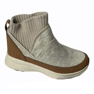 NWOT Merrell Warm Insulated Boots Sample Rare 5.5